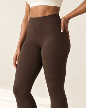 Sculpt Scrunch Flare Pant with Pockets in Brown – detail | Velvetella