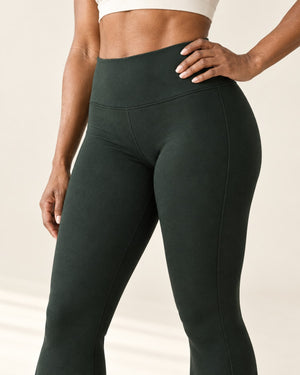 Sculpt Scrunch Flare Pant with Pockets in Green – detail | Velvetella