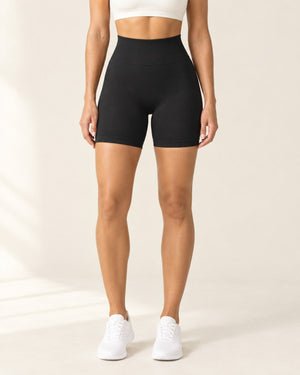 Seamless Scrunch Short in Black – front | Velvetella