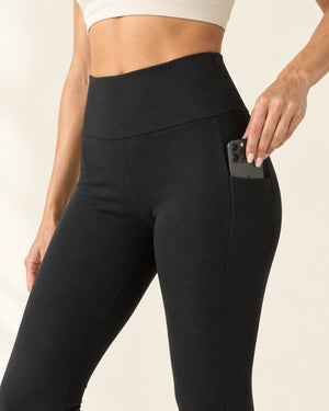 Studio Pocket Bootcut Pant in Versatile Black – detail | Velvetella