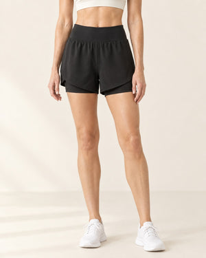 AirMove 2-in-1 Active Short in Black – front | Velvetella