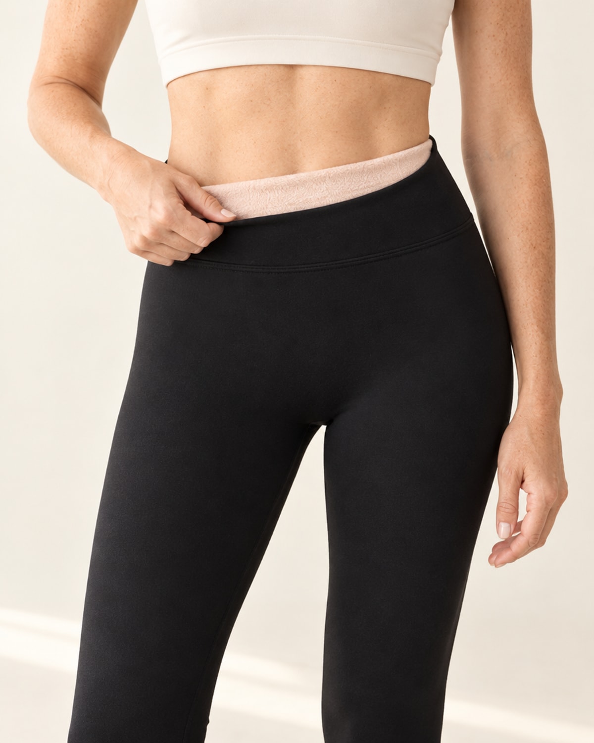 CloudSoft Fleece-Lined Legging in Black – detail | Velvetella