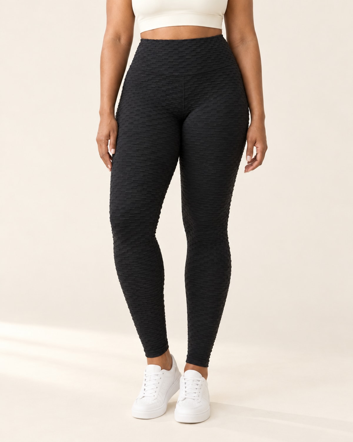 Sculpt Scrunch Booty Legging in Black – front | Velvetella