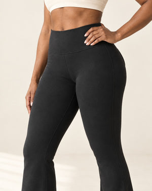 Sculpt Scrunch Flare Pant with Pockets in Black – detail | Velvetella