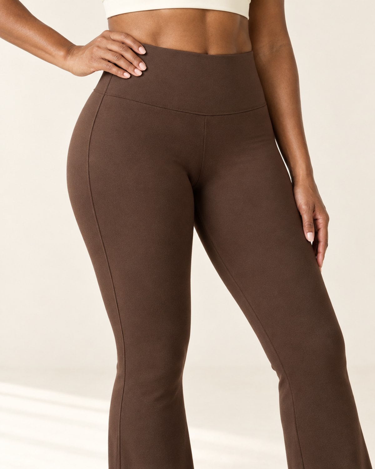 Sculpt Scrunch Flare Pant with Pockets in Cocoa – detail | Velvetella