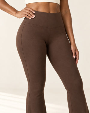 Sculpt Scrunch Flare Pant with Pockets in Cocoa – detail | Velvetella