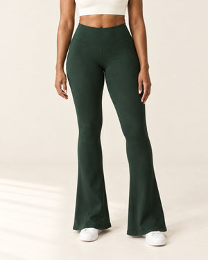 Sculpt Scrunch Flare Pant with Pockets in Green – front | Velvetella