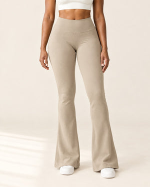 Sculpt Scrunch Flare Pant with Pockets in Khaki – front | Velvetella