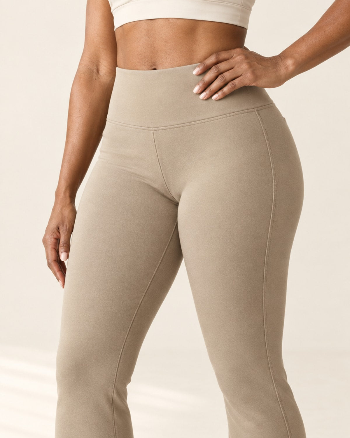 Sculpt Scrunch Flare Pant with Pockets in Khaki – detail | Velvetella