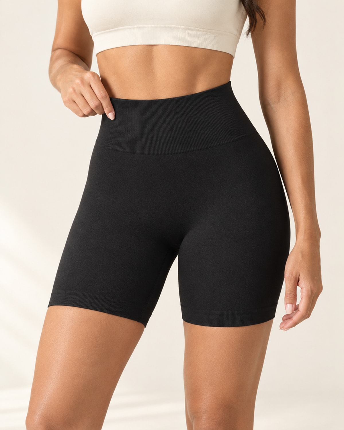 Seamless Scrunch Short in Black – detail | Velvetella