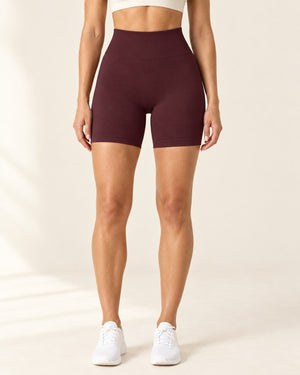Seamless Scrunch Short in Burgundy – front | Velvetella