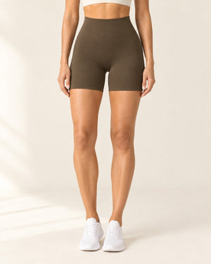 Seamless Scrunch Short in Coffee – front | Velvetella