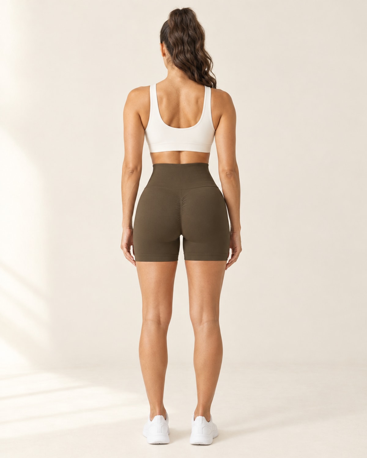Seamless Scrunch Short in Coffee – back | Velvetella