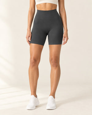 Seamless Scrunch Short in Dark Gray – front | Velvetella
