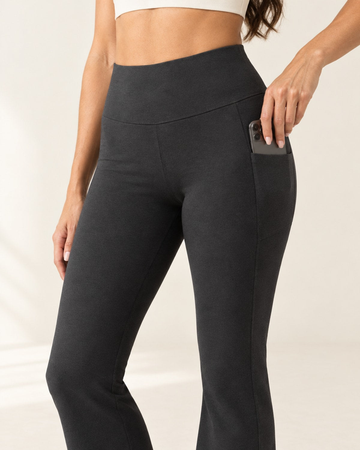 Studio Pocket Bootcut Pant in Graphite Gray – detail | Velvetella