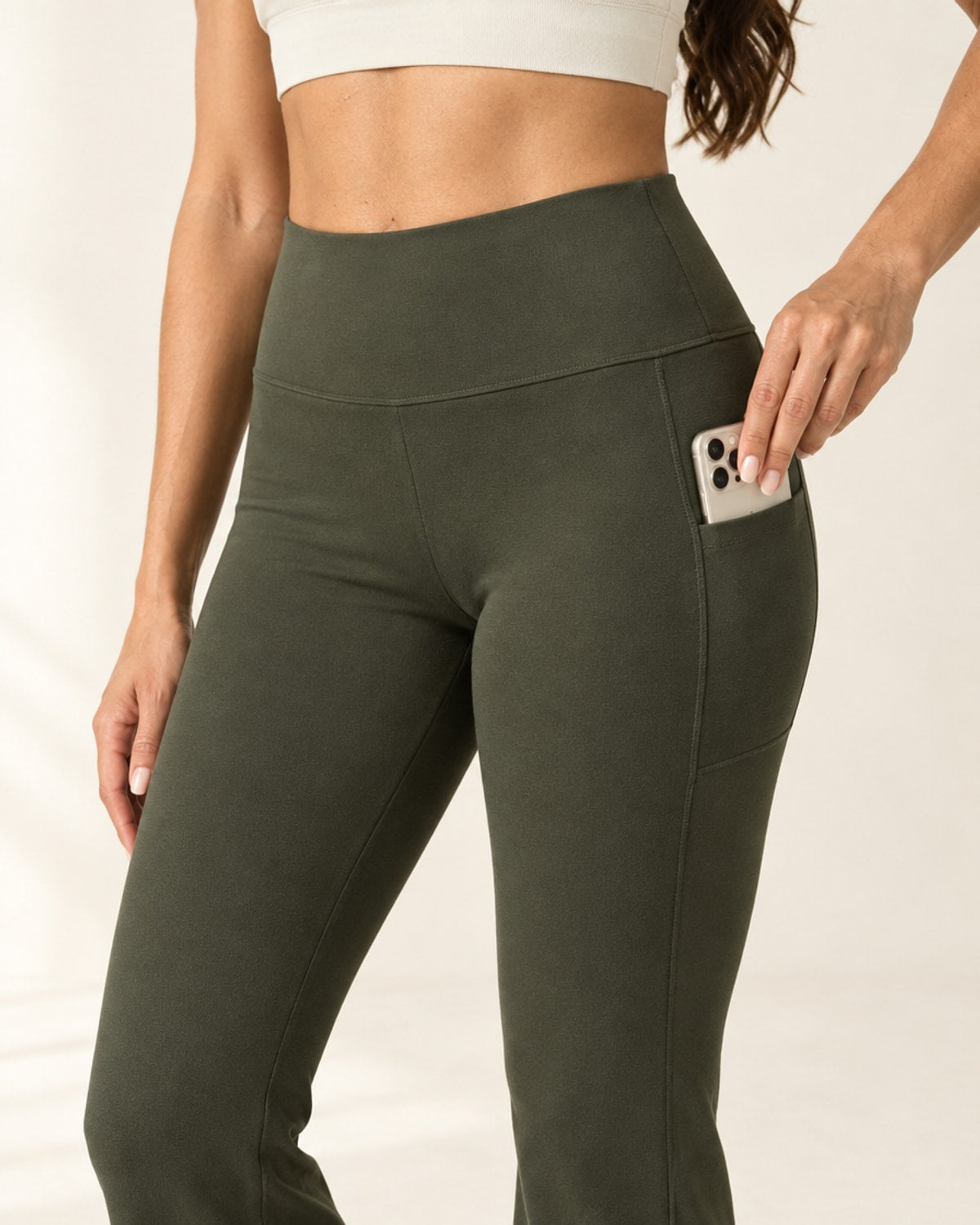 Studio Pocket Bootcut Pant in Military Green – detail | Velvetella