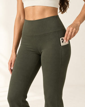Studio Pocket Bootcut Pant in Military Green – detail | Velvetella