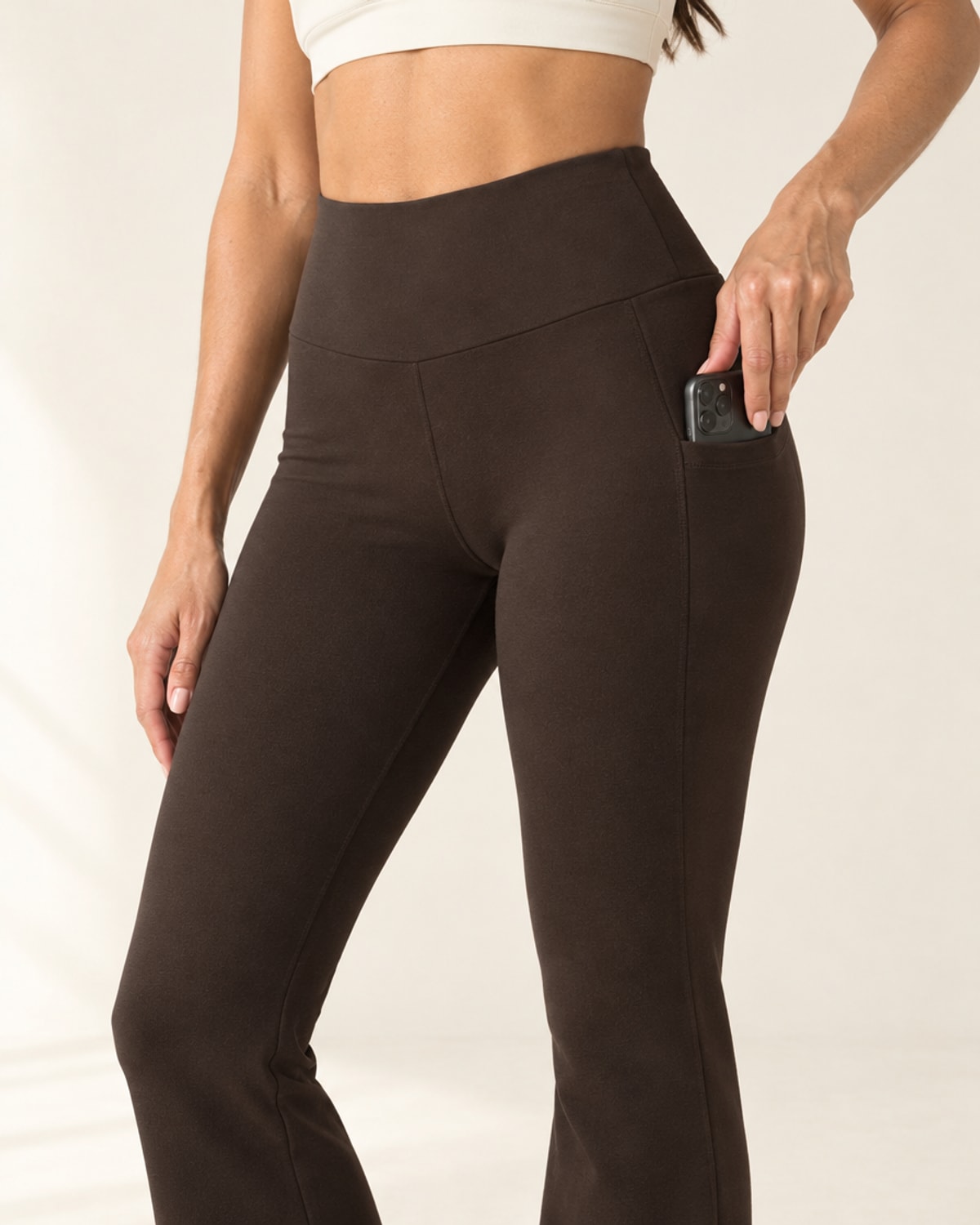 Studio Pocket Bootcut Pant in Pine Coconut Coffee – detail | Velvetella