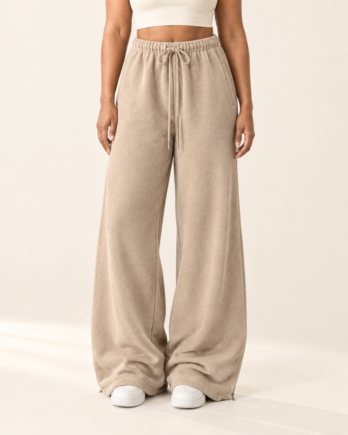 Studio Wide-Leg Sweatpant in Khaki – front | Velvetella