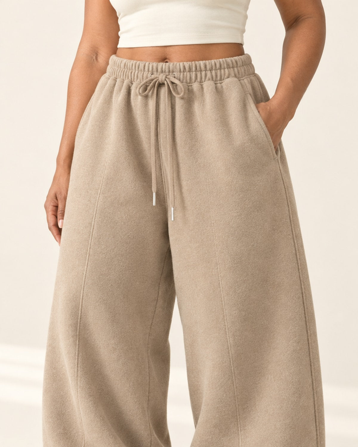 Studio Wide-Leg Sweatpant in Khaki – detail | Velvetella
